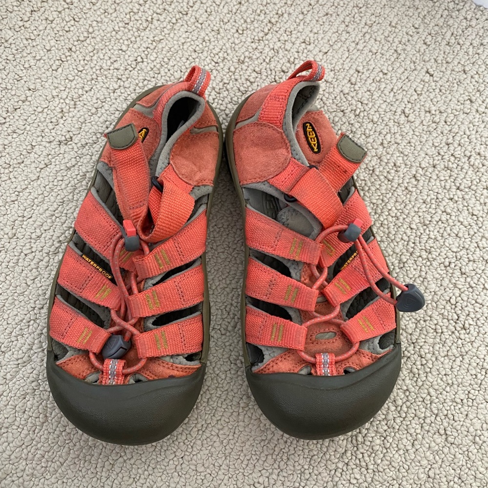 Girls Size 3 Keens